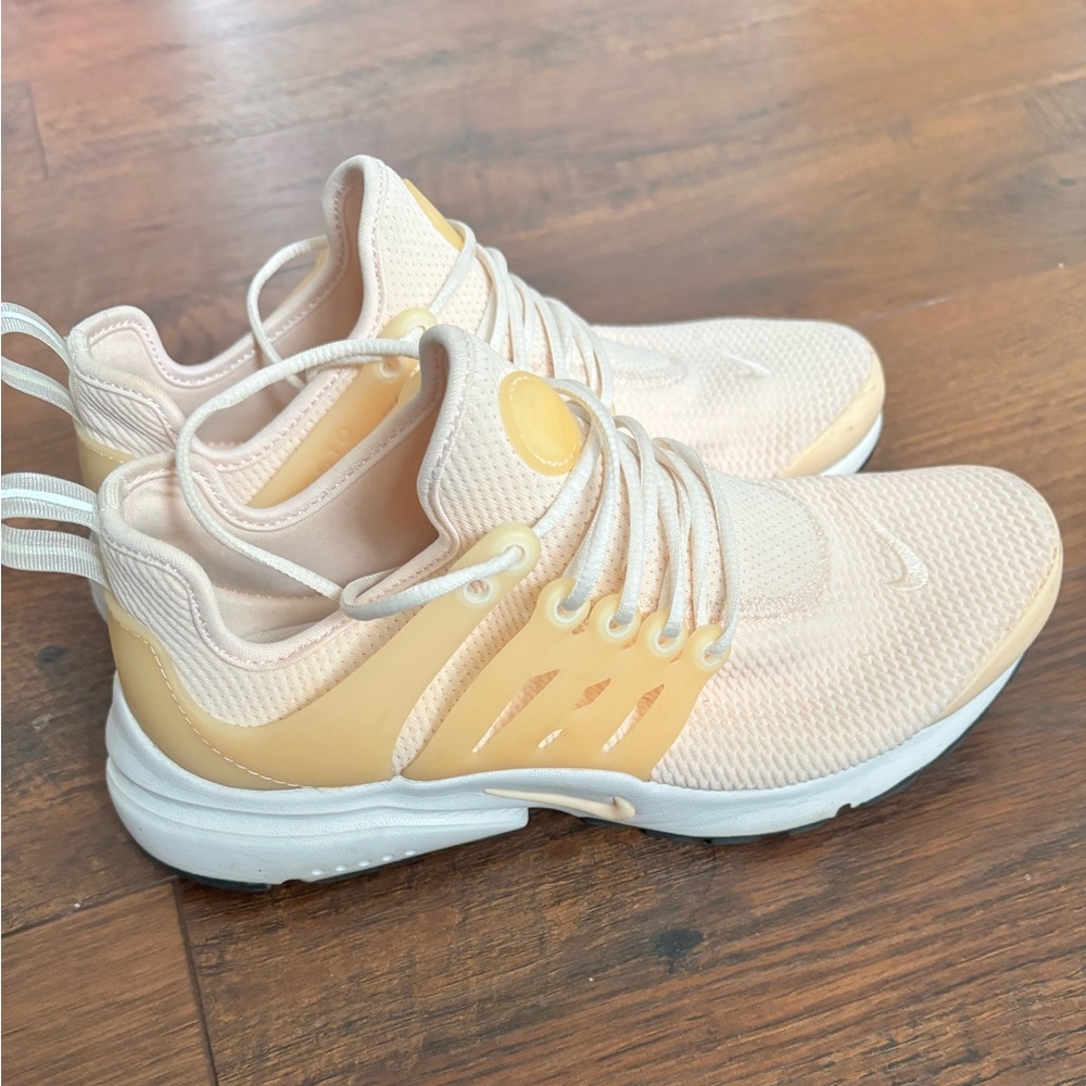 Nike Women's presto Sneakers. Lightly used.